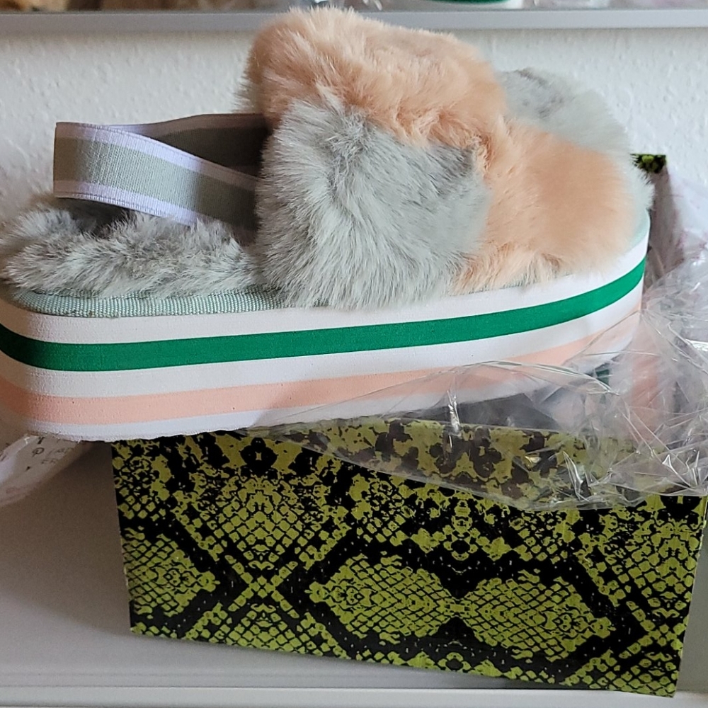 NWT boxed Cape robbin pepita wedge, fur sage apricot 8.5